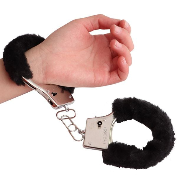 Alternative view of [Màu đen] Còng tay số 8 lót lông chơi bdsm, bondage